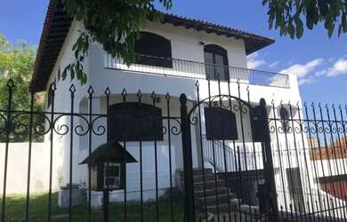 Imagem: A casa possui 5 Dormitórios, 4 Banheiros, 3 Vagas na garagem