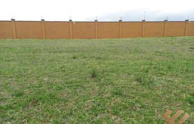 Imagem: O terreno e possui Dormitórios, Suítes, Banheiros, 400-0m²