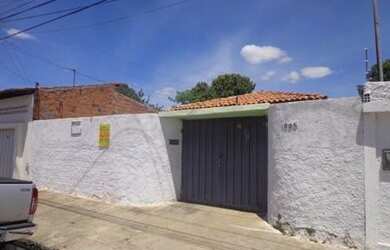 Imagem: A casa possui 2 Dormitórios, 1 Banheiro, 2 Vagas na garagem