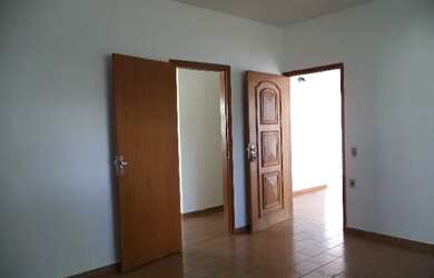 Imagem: A casa possui 2 Dormitórios, 2 Banheiros, 2 Vagas na garagem