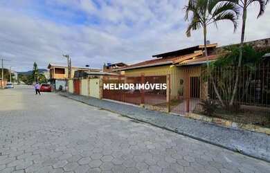 Imagem: A casa possui 3 Dormitórios, 2 Banheiros, 2 Vagas na garagem