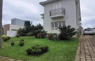 Imagem: A casa em condomínio possui 5 Dormitórios, 3 Banheiros, 5