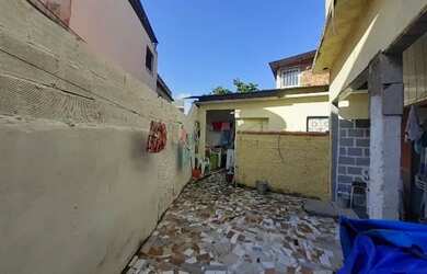 Imagem: A casa possui 3 Dormitórios e 2 Banheiros e está localizado