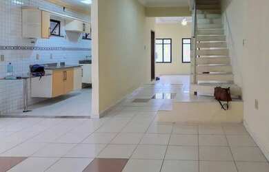 Imagem: A casa possui 3 Dormitórios, 2 Banheiros, 1 Vaga na garagem