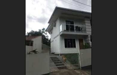 Imagem: A casa possui 2 Dormitórios, 2 Banheiros, 2 Vagas na garagem