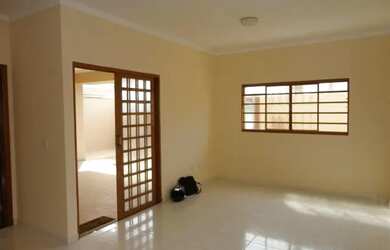 Imagem: A casa possui 3 Dormitórios, 2 Banheiros, 2 Vagas na garagem