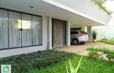 Imagem: A casa possui 4 Dormitórios, 4 Banheiros, 4 Vagas na garagem