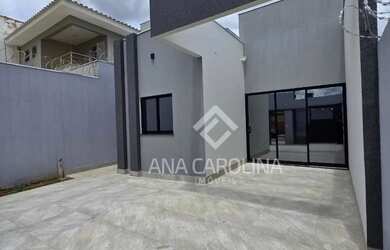 Imagem: A casa possui 3 Dormitórios, 1 Banheiro, 2 Vagas na garagem