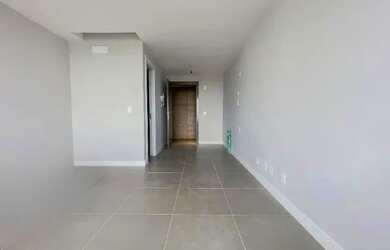 Imagem: O apartamento possui 1 Dormitório, 1 Banheiro, 1 Vaga na garagem