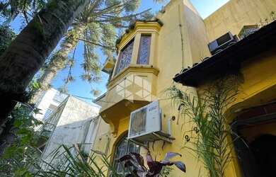 Imagem: A casa possui 4 Dormitórios, 3 Banheiros e 160m² de Área