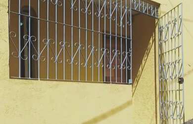 Imagem 3: Prédio com três casas e um ponto comercial