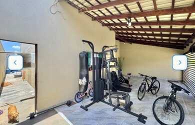 Imagem: A casa possui 3 Dormitórios, 3 Banheiros, 2 Vagas na garagem