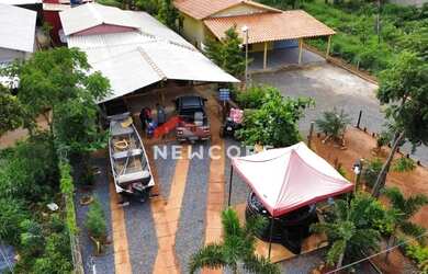 Imagem: A casa possui 3 Dormitórios, 3 Banheiros, 2 Vagas na garagem