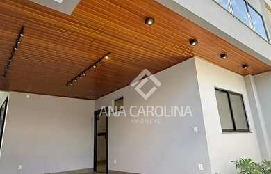 Imagem: A casa possui 4 Dormitórios, 1 Banheiro, 2 Vagas na garagem