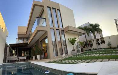 Imagem: A casa em condomínio possui 4 Dormitórios, 5 Banheiros e 2