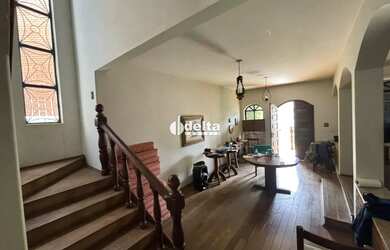 Imagem 7: Casa estilo sobrado com 5 quartos sendo 1 suíte disponível para locação...