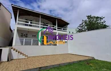 Imagem: A casa possui 4 Dormitórios, 2 Banheiros, 2 Vagas na garagem