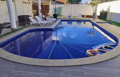 Imagem: A casa possui 5 Dormitórios, Acomodam 15 pessoas e 4 Vagas