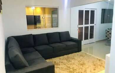 Imagem: A casa possui 3 Dormitórios, 2 Banheiros, 2 Vagas na garagem