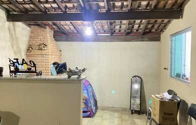 Imagem: A casa possui 2 Dormitórios, 2 Banheiros, 2 Vagas na garagem