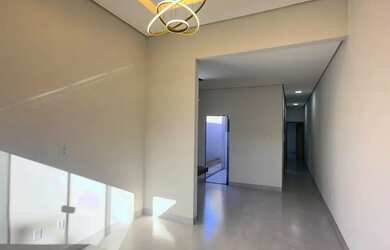 Imagem: A casa possui 2 Dormitórios, 2 Banheiros, 2 Vagas na garagem