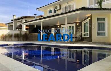 Imagem: A casa em condomínio possui 4 Dormitórios, 4 Banheiros, 4