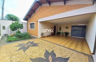 Imagem: A casa possui 3 Dormitórios, 2 Banheiros, 4 Vagas na garagem