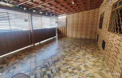 Imagem: A casa possui 3 Dormitórios, 1 Banheiro, 2 Vagas na garagem