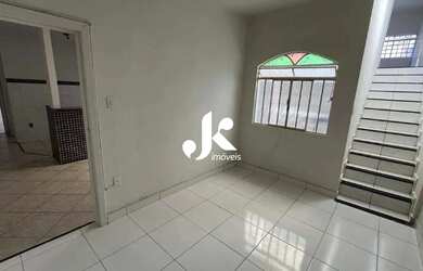 Imagem: A casa possui 3 Dormitórios, 2 Banheiros, 3 Vagas na garagem