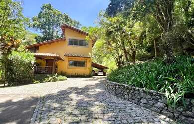 Imagem: A casa possui 4 Dormitórios, 2 Banheiros, 5 Vagas na garagem