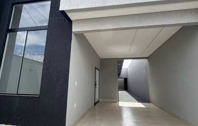 Imagem: A casa possui 3 Dormitórios, 2 Banheiros, 2 Vagas na garagem