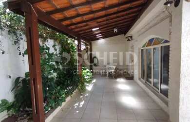 Imagem: A casa possui 3 Dormitórios, 3 Banheiros, 2 Vagas na garagem