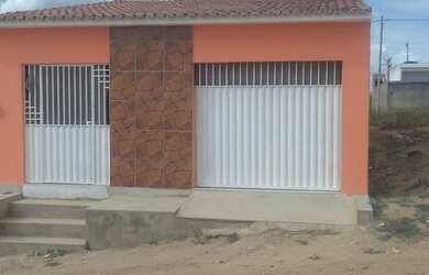 Imagem: A casa possui 2 Dormitórios, 2 Banheiros, 1 Vaga na garagem