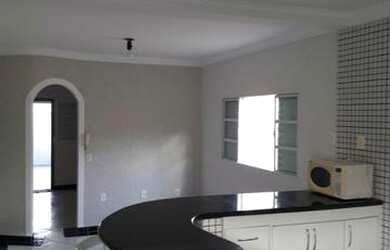 Imagem: A casa possui 3 Dormitórios, 2 Banheiros, 2 Vagas na garagem