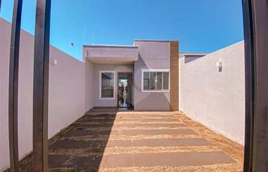 Imagem: A casa possui 2 Dormitórios, 1 Banheiro, 1 Vaga na garagem