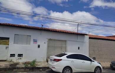 Imagem: A casa possui 3 Dormitórios, 1 Banheiro, 1 Vaga na garagem