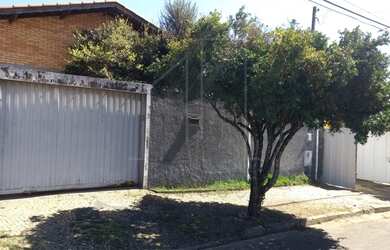 Imagem: A casa possui 3 Dormitórios, 3 Banheiros, 2 Vagas na garagem