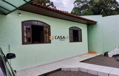 Imagem: A casa possui 4 Dormitórios, 3 Banheiros, 5 Vagas na garagem