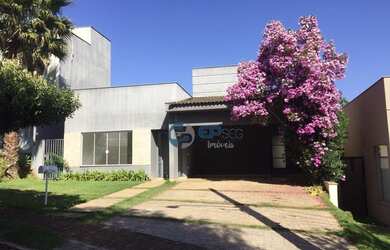 Imagem: A casa em condomínio possui 4 Dormitórios, 2 Banheiros, 2