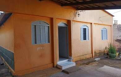 Imagem: A casa possui 4 Dormitórios, 1 Banheiro, 3 Vagas na garagem