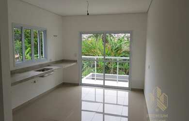 Imagem: A casa possui 3 Dormitórios, 4 Banheiros, 2 Vagas na garagem