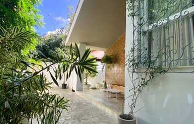 Imagem: A casa possui 2 Dormitórios, 1 Banheiro, 3 Vagas na garagem