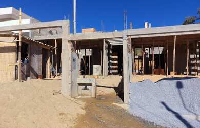 Imagem: A casa possui 3 Dormitórios, 2 Banheiros, 2 Vagas na garagem