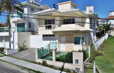 Imagem: A casa possui 3 Dormitórios, 3 Banheiros, 3 Vagas na garagem