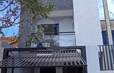 Imagem: A casa possui 3 Dormitórios, 1 Banheiro, 2 Vagas na garagem