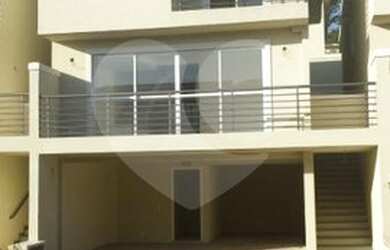 Imagem: A casa possui 4 Dormitórios, 5 Banheiros, 3 Vagas na garagem