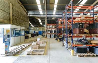 Imagem: O depósito possui 5 Vagas na garagem, 2.770m² de Área e