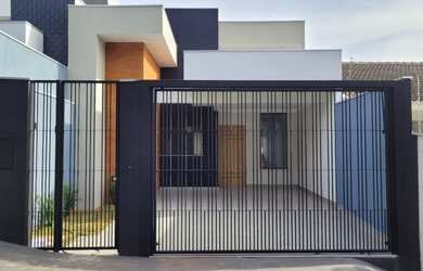 Imagem: A casa possui 3 Dormitórios, 2 Banheiros, 2 Vagas na garagem