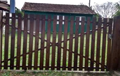 Imagem: A casa possui 3 Dormitórios, 1 Banheiro, 4 Vagas na garagem