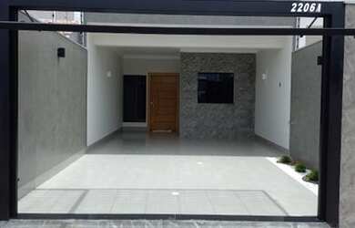 Imagem: A casa possui 3 Dormitórios, 2 Banheiros, 2 Vagas na garagem